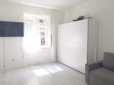 Eladó Lakás 1086 Budapest 8. kerület , Kálvária térnél felújított, napfényes, félemeleti garzon