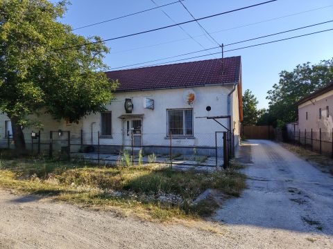 Eladó Üzlethelyiség 8151 Szabadbattyán , Forgalmas helyen,főút mellett