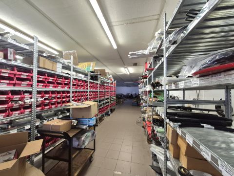 Eladó Ipari 6000 Kecskemét , Csarnok+üzlet+raktárak főútvonal mellett