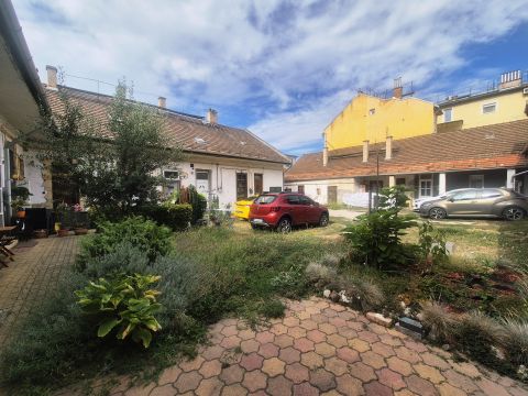 Eladó Lakás 1147 Budapest 14. kerület , ALSÓRÁKOSON CSENDES utcában KIVÁLÓ KÖZLEKEDÉS mellett