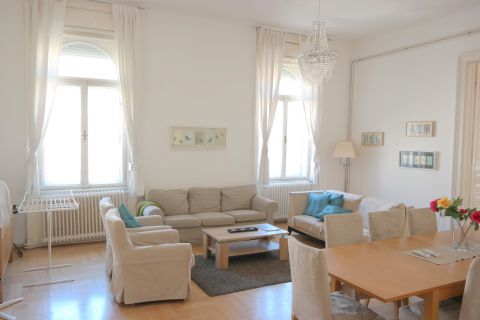 Eladó Lakás 1088 Budapest 8. kerület , Uránia mellett 2 bejárattal és 2 fürdővel rendelkező, klímás