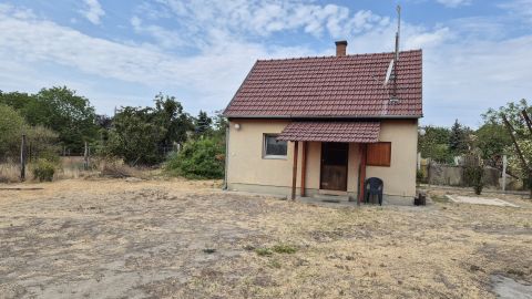 Eladó Ház 6000 Kecskemét , 30nm jó állapotú gazdasági épület, 1015nm telken!