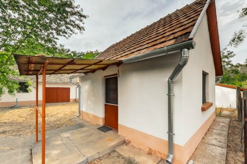 Eladó Ház 6000 Kecskemét , ASZFALTOS út mellett, TAKAROS ház, városi vízzel!