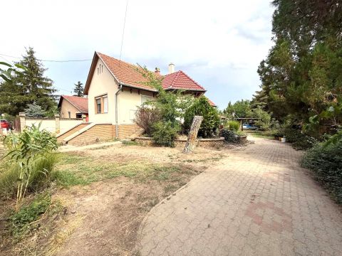 Eladó Ház 6000 Kecskemét , 3 szobás ház a Nyugati körút közelében, aszfaltozott utcában