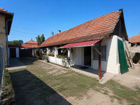 Eladó Lakás 6400 Kiskunhalas , Kiskunhalas belvárosában családi ház eladó ! 