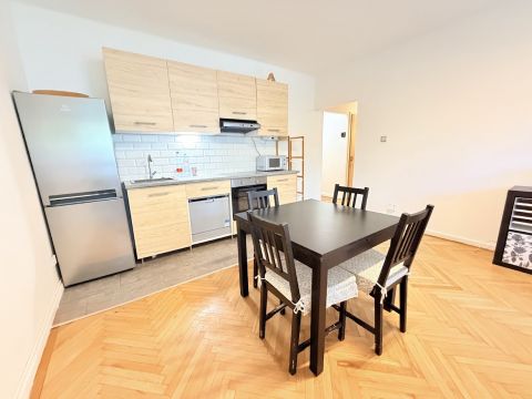 Eladó Lakás 1037 Budapest 3. kerület , Kertkapcsolatos, 68 nm-es, 2 szoba + nappalis lakás.