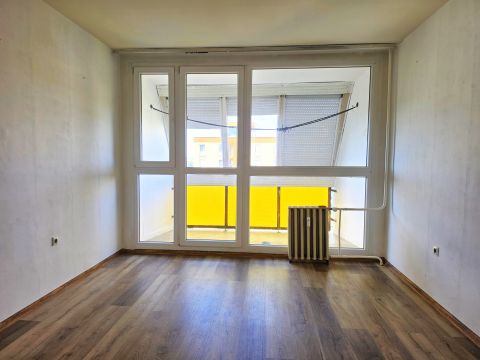 Eladó Lakás 7632 Pécs , Kertvárosban részben felújított 3 szobás lakás