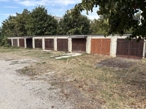 Eladó Parkoló 2500 Esztergom 
