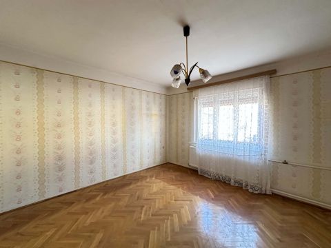 Eladó Ház 2750 Nagykőrös közkedvelt részén nappali+2 szobás kádárkocka ház