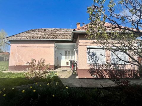 Eladó Ház 5130 Jászapáti , 5130 Jászapáti, központhoz közeli
