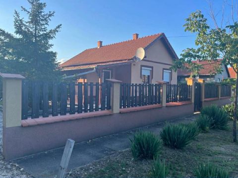 Eladó Ház 2713 Csemő 