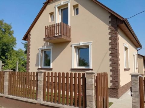 Eladó Ház 2255 Szentlőrinckáta , Központi részen