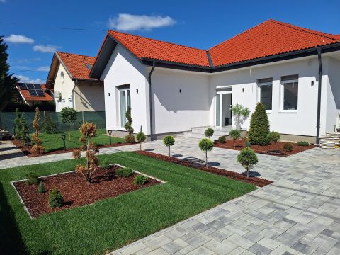 Eladó Ház 2011 Budakalász 171 nm-es újépítésű ház az Omszki tótól 5 percre!