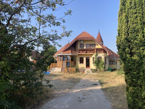 Eladó Ház 8083 Csákvár , Csodálatos zöld övezetben