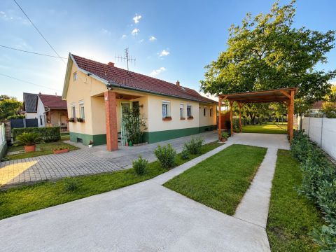 Eladó Ház 6000 Kecskemét , Hitelezhető, téglaépítésű családi ház Kecskemét közelében