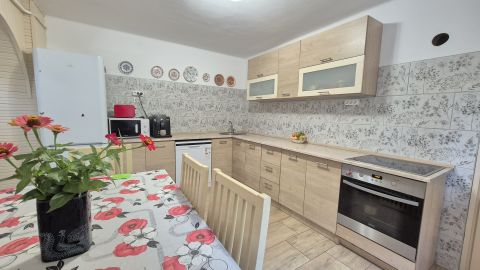 Eladó Ház 6041 Kerekegyháza Nappali+5 szobás családi ház +vendégház, 4,5Ha telken