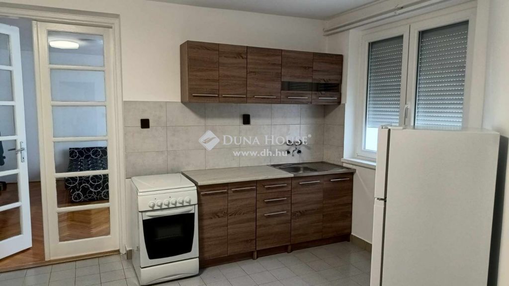 7621 Pécs — 1/8