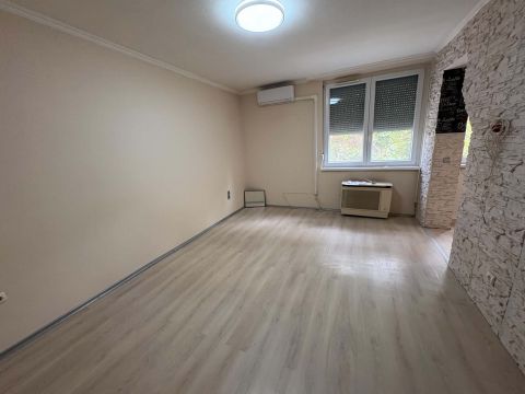 Kiadó Lakás 6000 Kecskemét Frissen festett kis garzon kiadó!