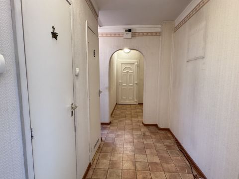 Eladó Lakás 5600 Békéscsaba Magasföldszinti, erkélyes, 3 szobás lakás. Hőszigetelt tömb.