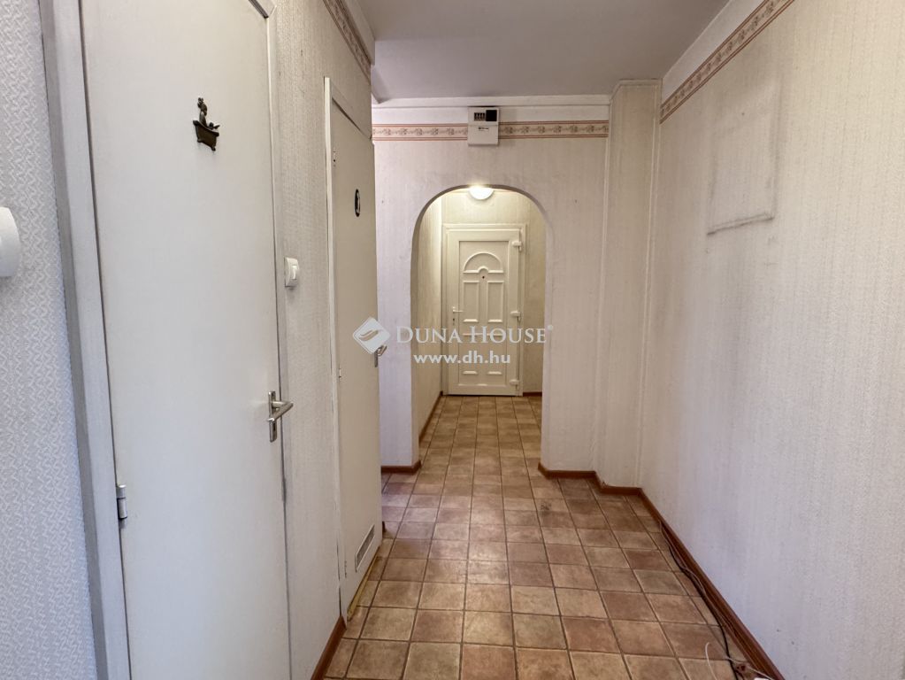 5600 Békéscsaba , Magasföldszinti, erkélyes, 3 szobás lakás. Hőszigetelt tömb. — 1/29