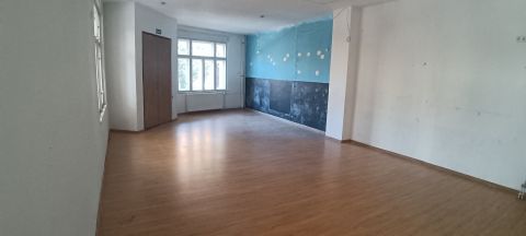 Eladó Intézmény 2040 Budaörs , Város központ