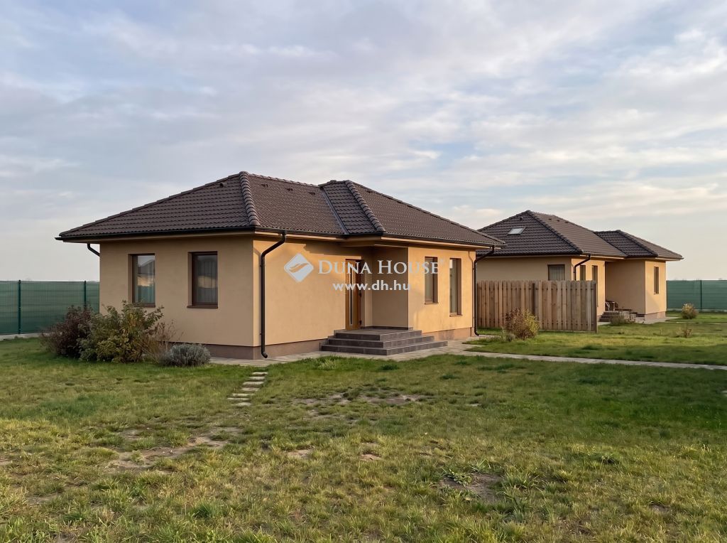 6033 Városföld , Újépítésű 70nm nappali+3 szobás ház, 698nm telken — 1/7