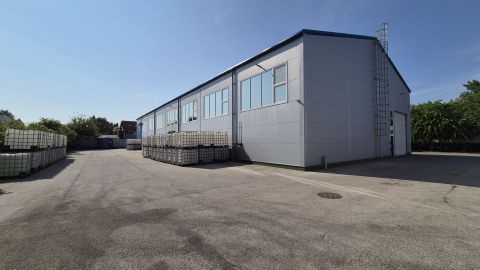 Eladó Ipari 6000 Kecskemét , Forgalmas úton 1063nm csarnok és irodaépület, 2729nm telken