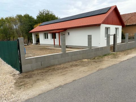 Eladó Ház 2723 Nyáregyháza , Csendes utcában