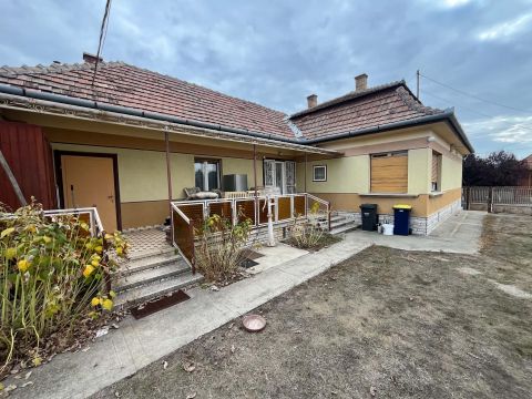 Eladó Ház 2721 Pilis , Központi csendes, nyugalmas utca
